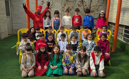 عکس یادگاری با حاجی فیروز در کودکستان شاپرک